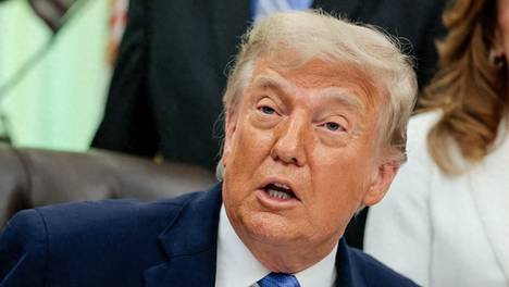特朗普走进战情室！美空袭伊朗多城，伊军反击摧毁18个美军目标！