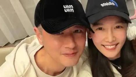 任重一家三口逛商场，孙骁骁气质从容舒展，婚后的她口碑好转 明星任重与孙骁骁婚后生活低调，注重身材与保养，夫妻恩爱，教育孩子用心，婚姻稳定，低调接地气。