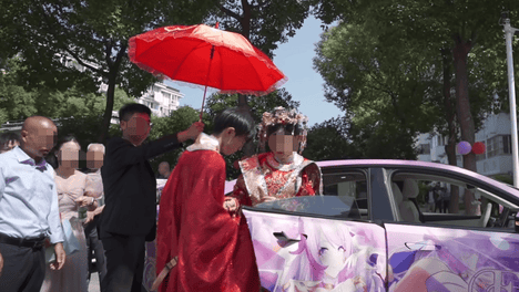 痛车阿宅被“爱莉希雅”接近，结婚不到两年，对方平账跑路了