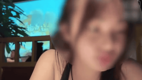 服务员带话“黄总”请独行姑娘进包厢，被拒后还劝“见了就认识”，女子果断开直播留证据后霸气退钱走人