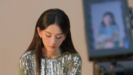 宋祖儿穿绿色亮片连衣裙 温柔恬静清新灵动气质佳