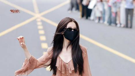 虞书欣穿荷叶短上衣配印花短裙 腰身纤细又甜又辣