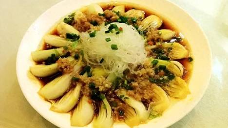 两块钱的白菜搭配一把粉丝，简单一蒸，营养好吃，现在吃正当时