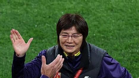 60岁水庆霞现身川超，冠军主帅扎根基层，为国足操碎了心