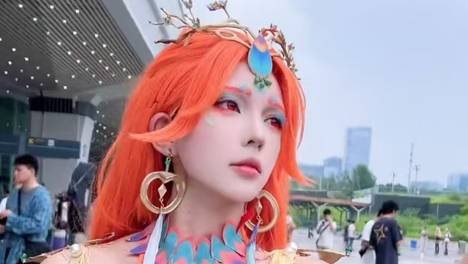 沧元图女主柳七月cos，红发配露肚装超性感，身上还有凤凰图案