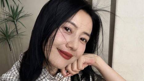 高圆圆泸沽湖小屋随拍，淡色系穿搭笑容灿烂，温柔气质太令人心动