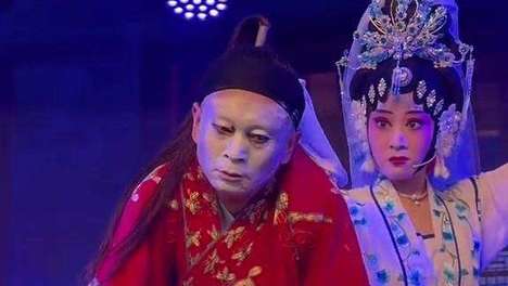 婺剧‘纸片人’绝技震撼全网：两人配合悬空如真纸人，非遗舞台美学破圈出圈