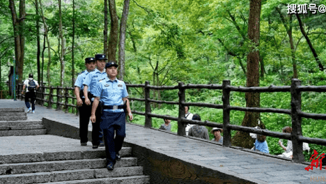 “警察蓝”守护“绝版山水” 张家界国家森林公园景区派出所深化“生态警务”建设