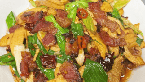 湘式冬笋炒腊肉煸炒出油，口感不干不腻