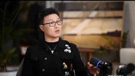 汪峰一边唱歌一边回消息拦下14岁女儿的奢牌购物车：你这个年纪不该穿这个价