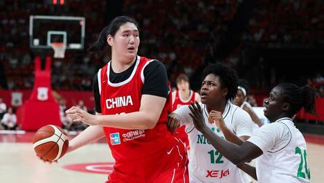 组图：中国女篮胜尼日利亚 张子宇在比赛中进攻