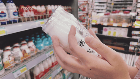 买酸奶时，配料表若没有这“3个字”，最好别买，多半是假酸奶