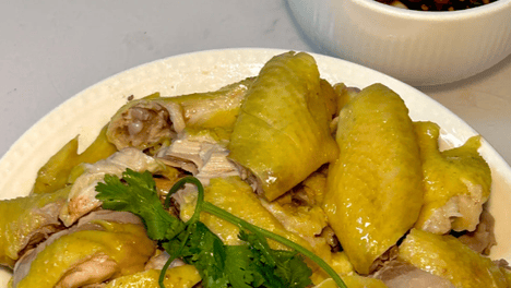 一碟清蒸鲈鱼上桌，清鲜滋味诉说岭南简约饮食哲思