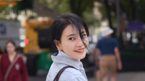高圆圆穿浅蓝条纹衬衫搭棕褐西裤 复古知性松弛感拉满