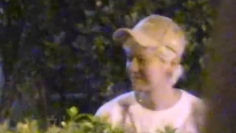 鹿晗高瀚宇深夜和朋友聚餐 兄弟热聊玩闹心情好