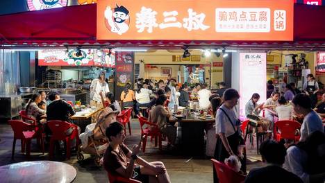 彝三叔骟鸡点豆腐火锅入选2026寻美贵阳·美食地图，传承六百年彝族土司菜焕新出圈