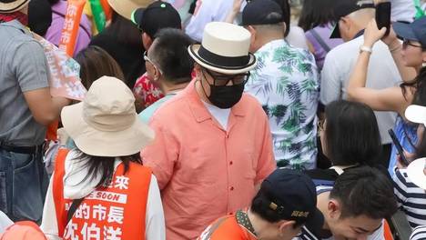 蔡康永现身台独分子竞选会场 公然支持沈伯洋 多个品牌连夜切割