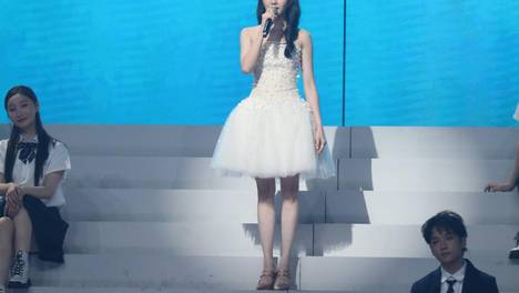 周深惊艳开场檀健次舞台燃炸 众星齐聚美好奇妙夜