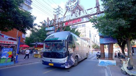 宇通大巴开进贵州村超，绿茵场串起跨国友谊
