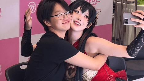 从贴脸合影到嘴对嘴，韩国coser真是越来越卷了，网友：现在吃的太好了！