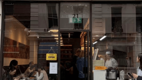 河南小吃开伦敦首店 一碗胡辣汤87元就连河南曼哈顿店的特色“两件套”（麻辣汤配豆腐花）也保留了下来。