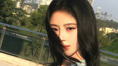 鞠婧祎身穿蓝色泡泡袖化身公主 长发及腰俏皮灵动