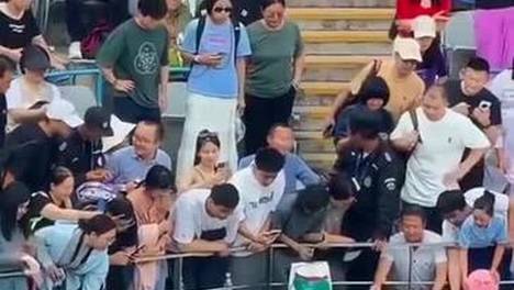 中网签名签成贪吃蛇！比赛40分钟签名半小时，斯瓦泰克暖心回应