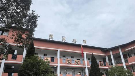 “会玩是件天大的事”！一农村小学走红，有人举家搬迁，“学区房”一房难求