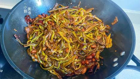 超火的烀蒜苔咸菜，一次烀4斤不够吃，不齁咸超下饭，夹馒头配米饭绝了，吃一次就天天想