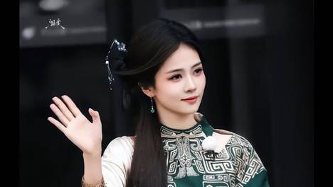 白鹿穿新中式套装出镜，国风感满满，气韵不凡！