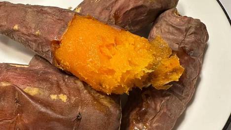 蒸红薯时，直接上锅蒸是大错！教你一招，不干不硬，绵密又香甜