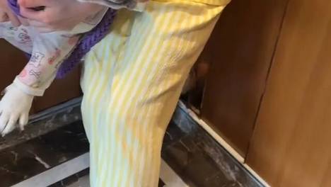 网友在电梯里偶遇邻居家的狗，对方二话不说就往人身上扑…网友吓得够呛，一旁的狗主人连忙安慰：别怕，受害者另有其馒…