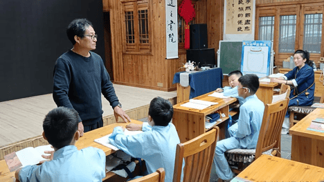 合肥道之书院少儿大自然夏令营第十一天——礼拜圣贤、晨练、做鬼脸儿、趟水；同时，产生数位小画家，作品惊艳