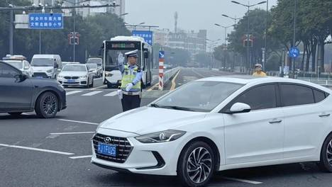 盐城烈日下的路口“哨兵”