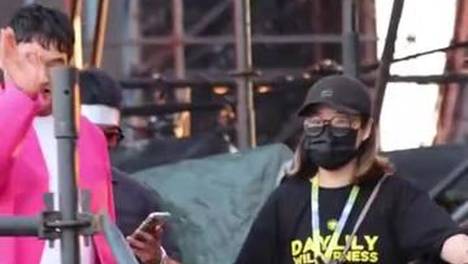 大衣哥好亲民！表演完下台后还向粉丝90度鞠躬，嘴里一直说着谢谢