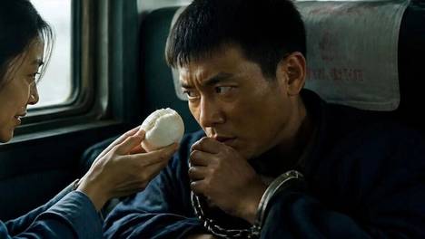 72年火车上我偷喂戴铐男人馒头，他下车踢我行李，回家打开一看我吓瘫在地