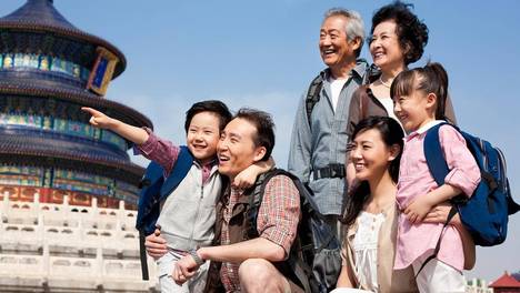 祖孙三代同游旅游目的地推荐不折腾祖孙三代同游的核心出行诉求，从来不是打卡网红景点、追逐密集行程，而是兼顾长辈的身体舒适度、孩子的游玩趣味性与全家的出行松弛感。真正适配三代同行的目的地，无需长途奔波、不用徒步爬坡，交通食宿配套成熟，游玩节奏可快可慢，既能让长辈静心观景休憩，也能让孩子沉浸...