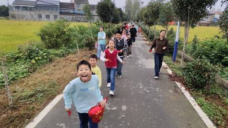 南漳春晖社工组织社区儿童唱红歌迎国庆