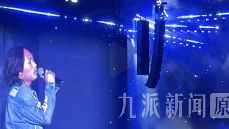 李克勤演唱会迟到2小时：三万人等了李克勤两小时，一个观众上台救场唱了近20首歌，等来李克勤。