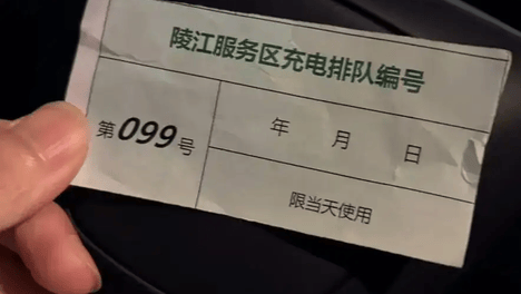别拿日常通勤的尺子，量一辆要陪你过节的车 | 小凤倾
