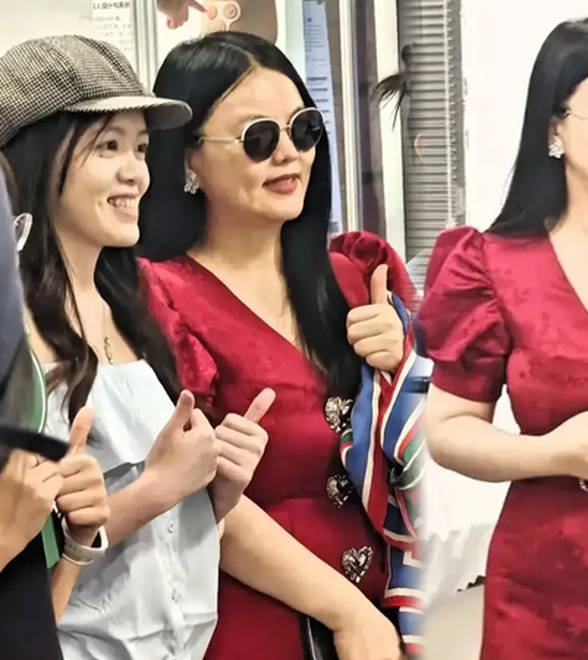 李湘湖南大学与同学们合影，瘦身成功身材曼妙