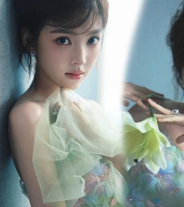 章若楠穿浅绿纱裙温婉俏皮，手持花朵似林间仙子