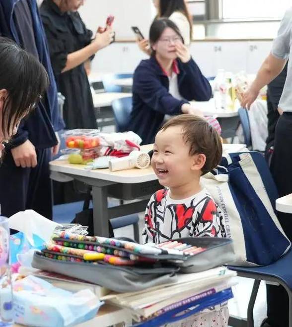 高考前最萌慰问现场：萌娃送水果、抱抱