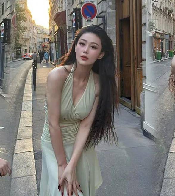 张馨予晒巴黎街拍，穿淡绿长裙清新靓丽身材好