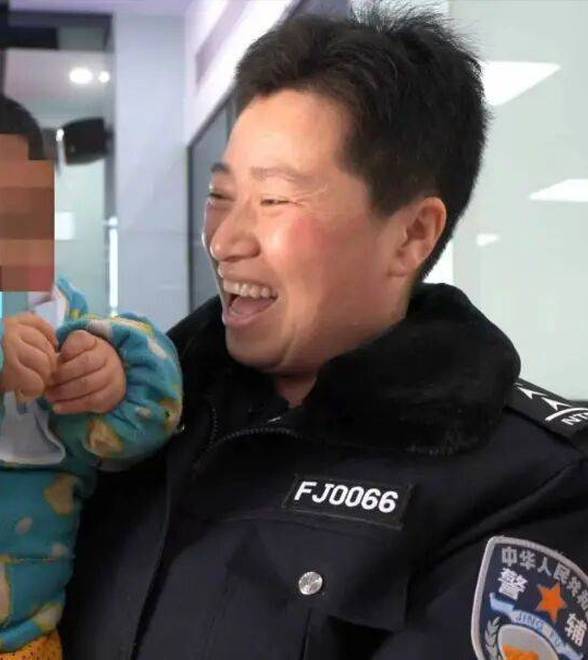 那个刚断奶就被"托管"在派出所的婴儿 上小学了