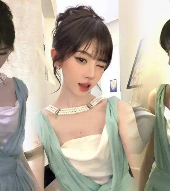 鞠婧祎穿薄荷绿纱裙珍珠项链，清雅温婉贵气动人