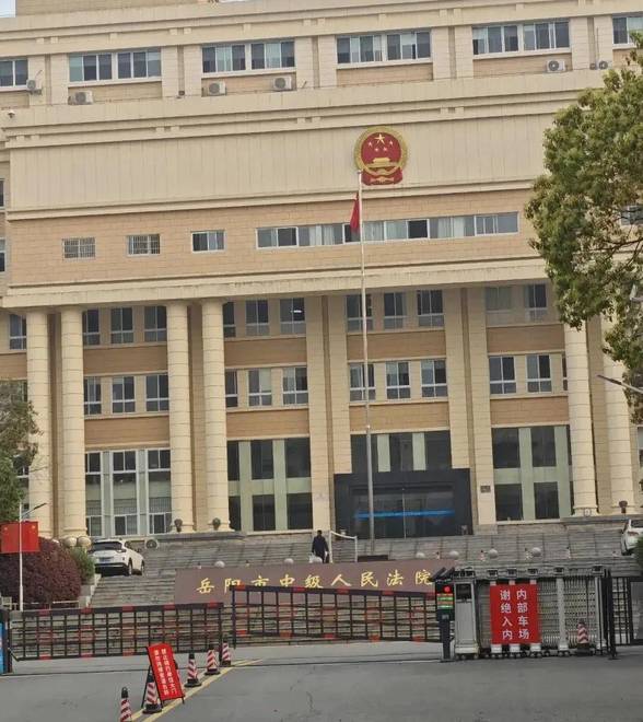因发小承诺帮忙介绍女友却一直未兑现，男子自制钢珠枪蹲守车库将其杀害