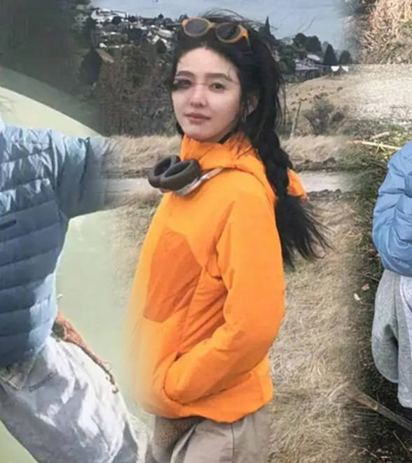 章若楠风中回眸灵动娇憨，笑容甜美松弛又大方