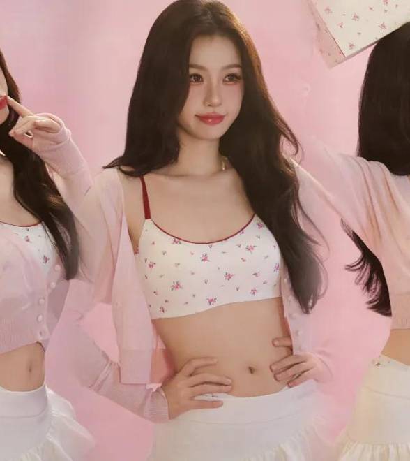 虞书欣穿粉色碎花露腰吊带，灵动娇俏少女感十足