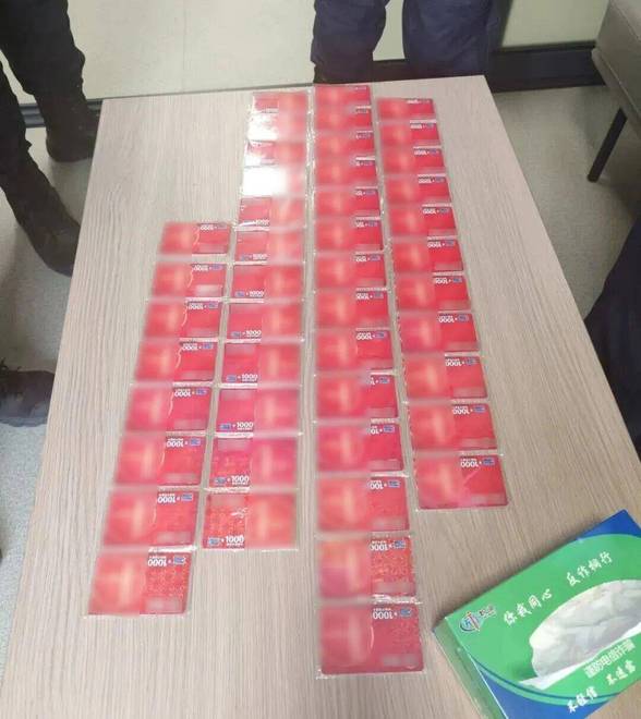 女子一口气买500000元的超市卡 店员立即报警